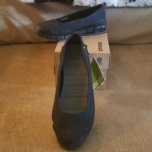CROCS BLACK SLIP-ONS